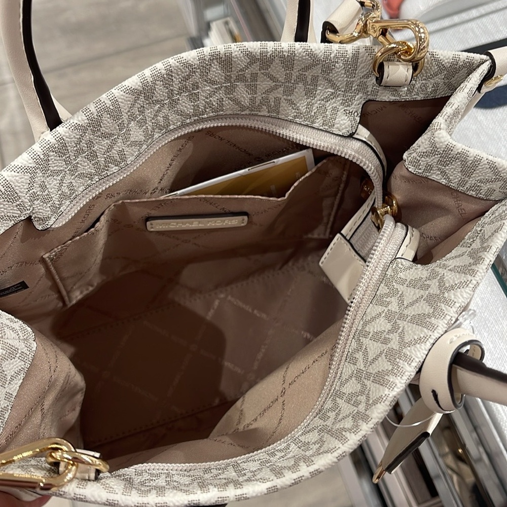 Michael Kors Mirella Small Signature Logo Crossbody Shopper TZ XBODY Bag
LT CRM - Picture 11 of 16